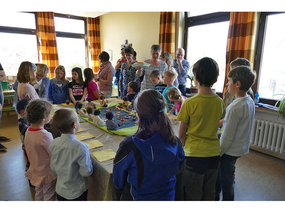 Kinderkarfreitagsliturgie im Gemeindezentrum (Foto: Karl-Franz Thiede)